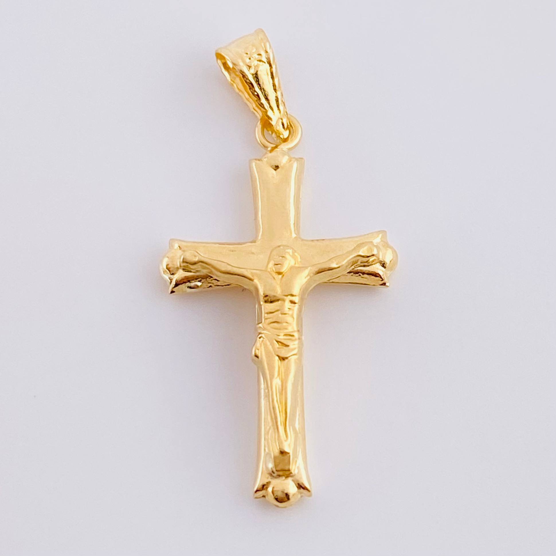 Dije Cruz Cristo Cuatro Destellos Mate 1.25g / 3.4cm Oro Amarillo 18K