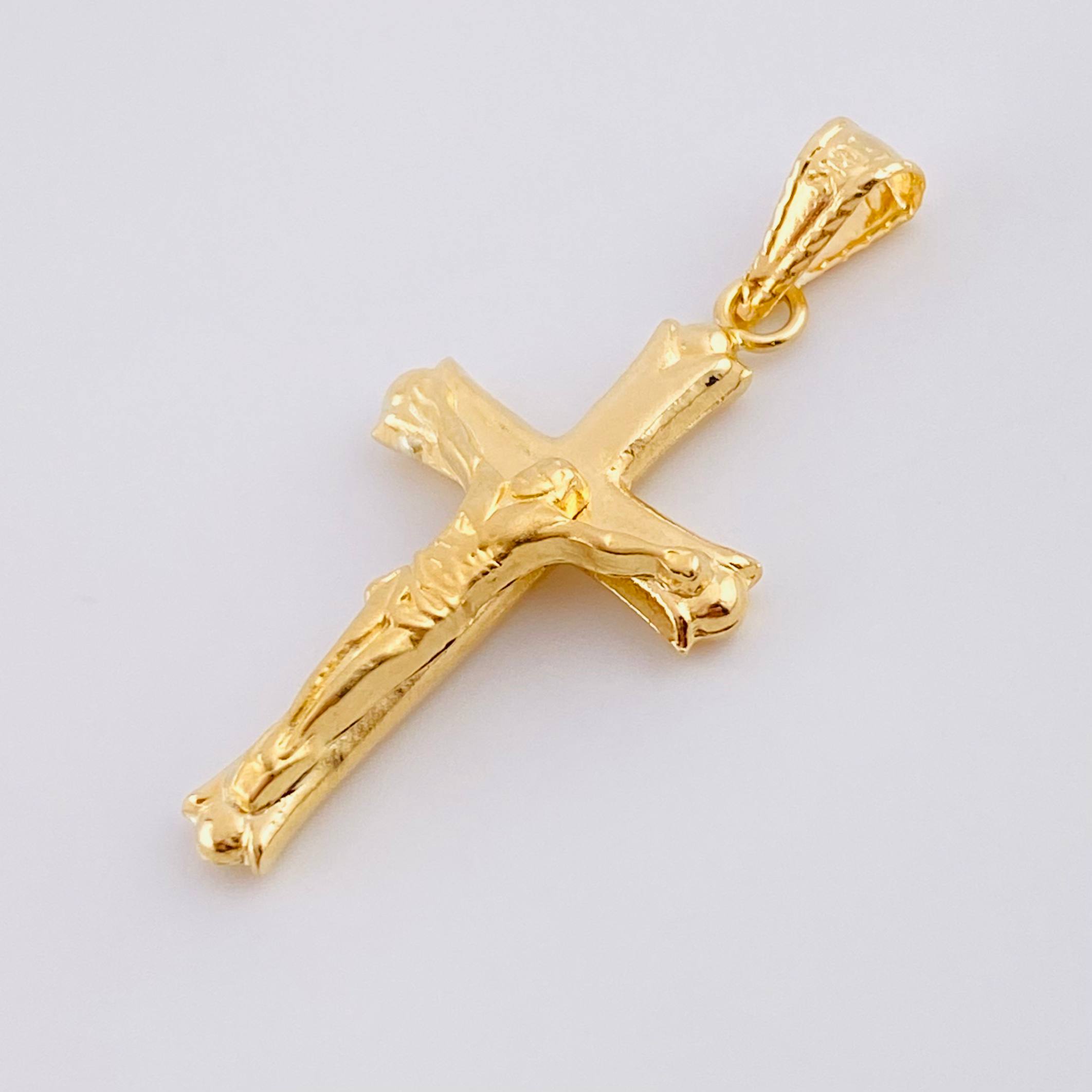 Dije Cruz Cristo Cuatro Destellos Mate 1.25g / 3.4cm Oro Amarillo 18K