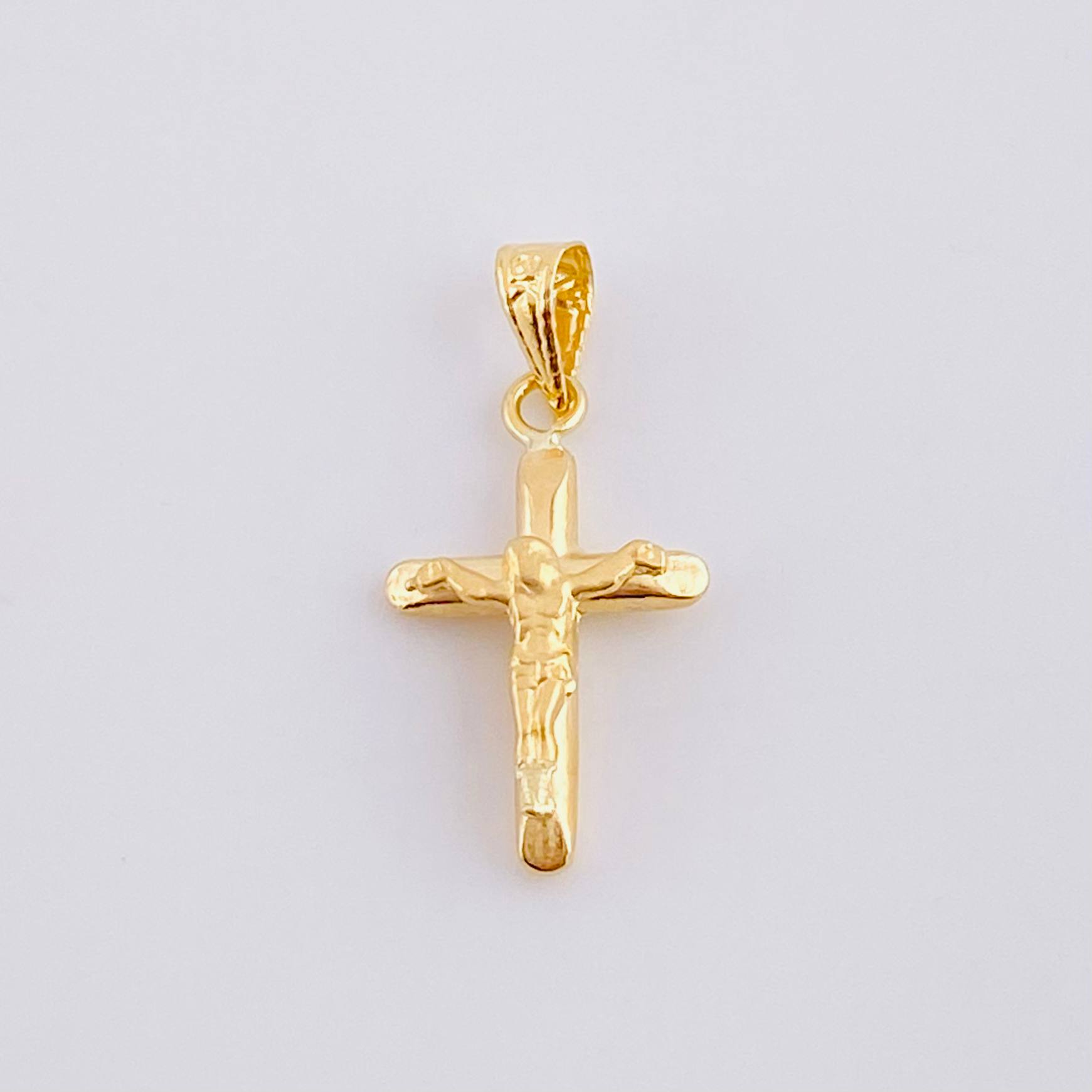 Dije Cruz Cristo Puntas Planas Mate 0.55g / 2.2cm Oro Amarillo 18K