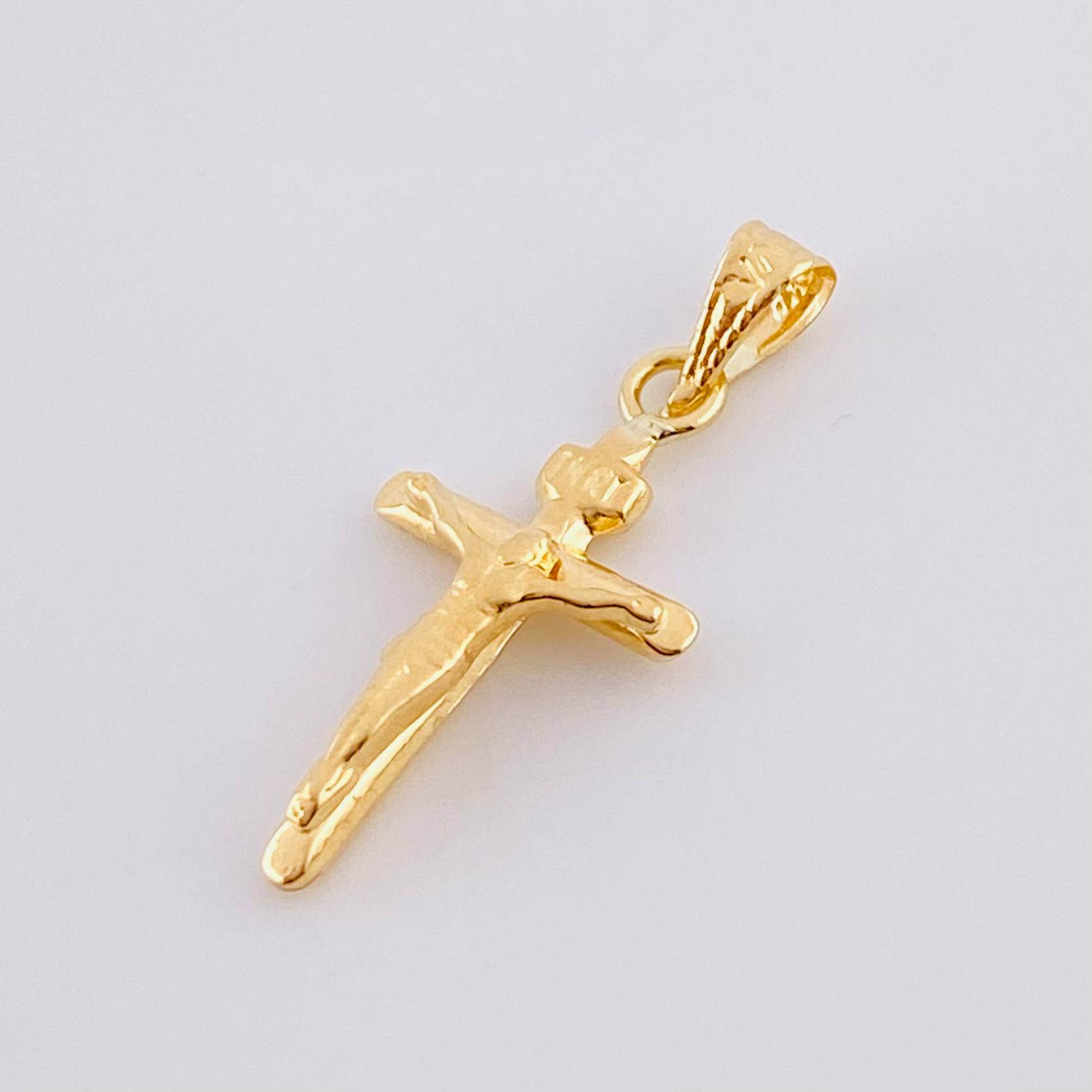 Dije Cruz Cristo Puntas Planas Mate 0.55g / 2.4cm Oro Amarillo 18K