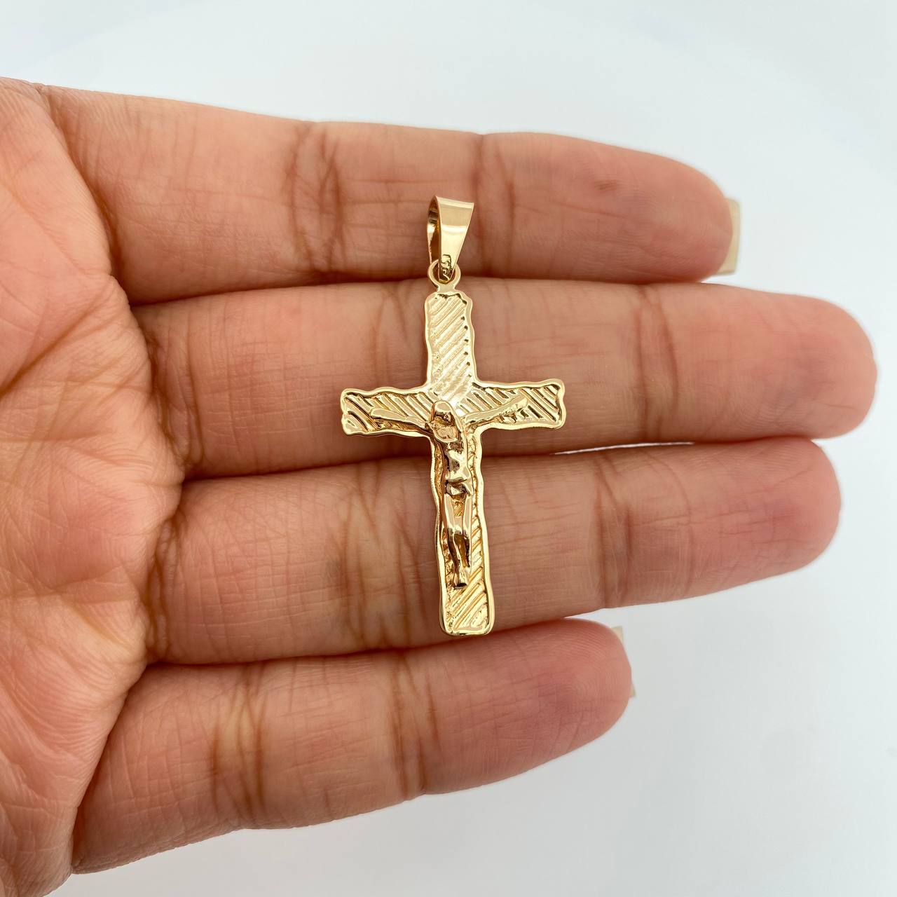Dije Cruz Cristo  2.6gr / 4cm / Oro Amarillo 18K %