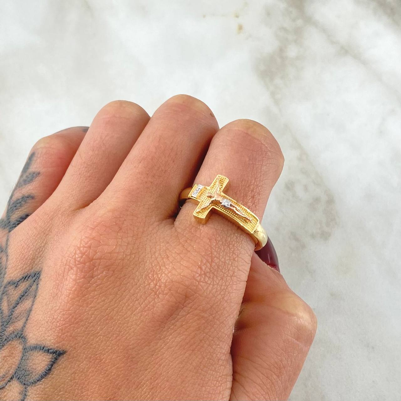 Anillo Crúz Cristo Punteado 4.6gr / T9 3/4 / Oro 18K *