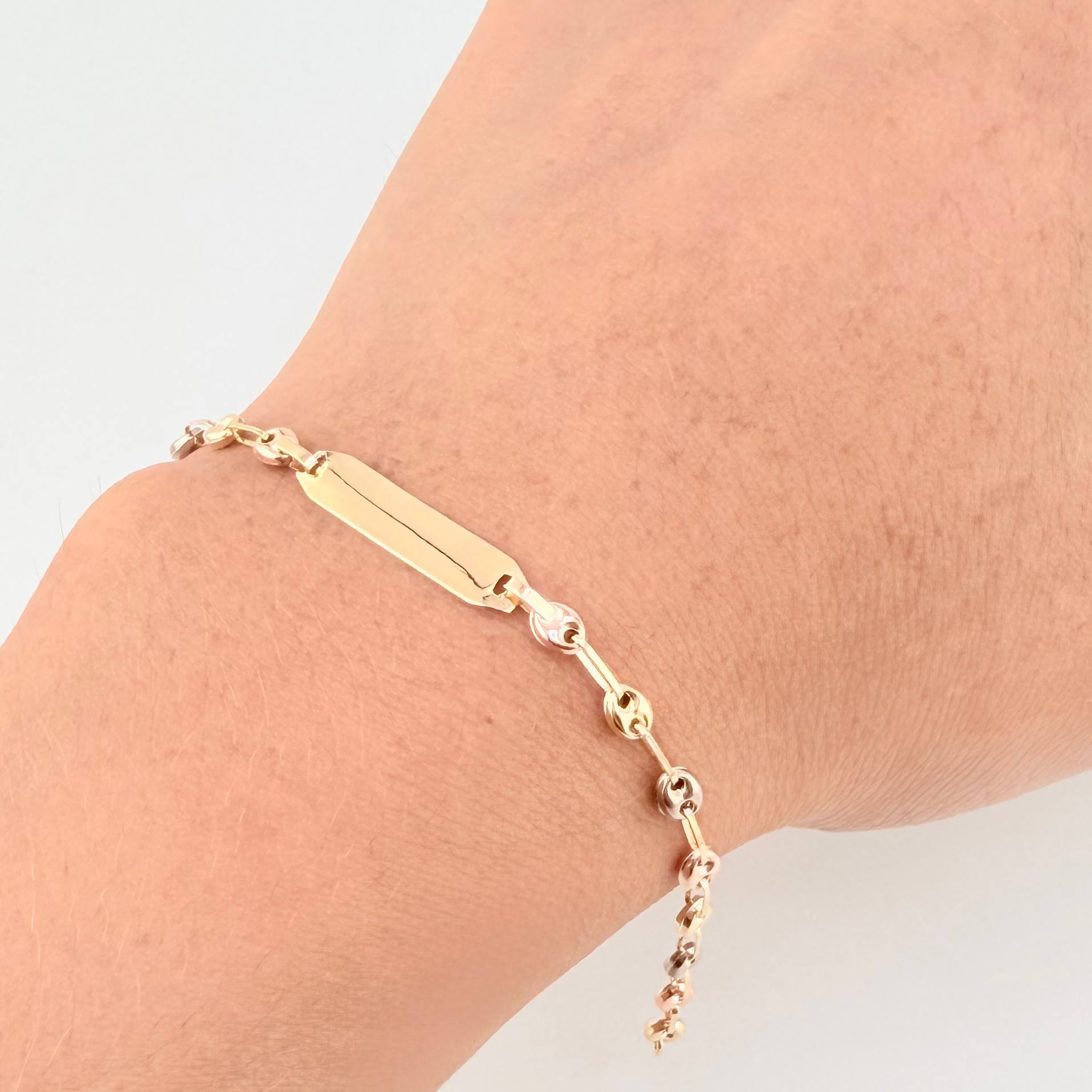 Pulso Bebé GC Placa Rectangular Ovalada 1.5g / 15cm / 3.3mm Tres Oros 18K
