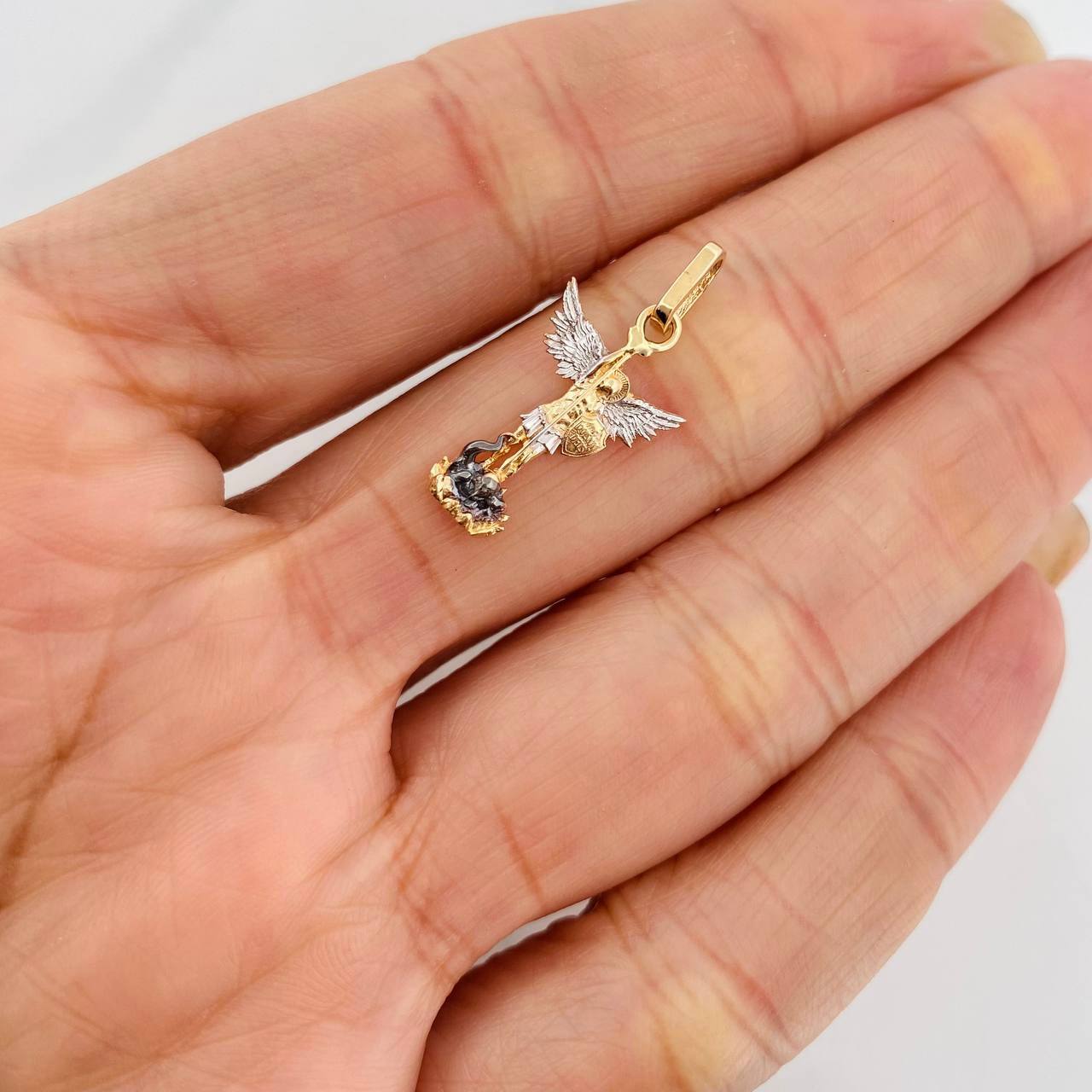 Dije San Miguel Arcángel 1.2g / 2.5cm Tres Oros 18K
