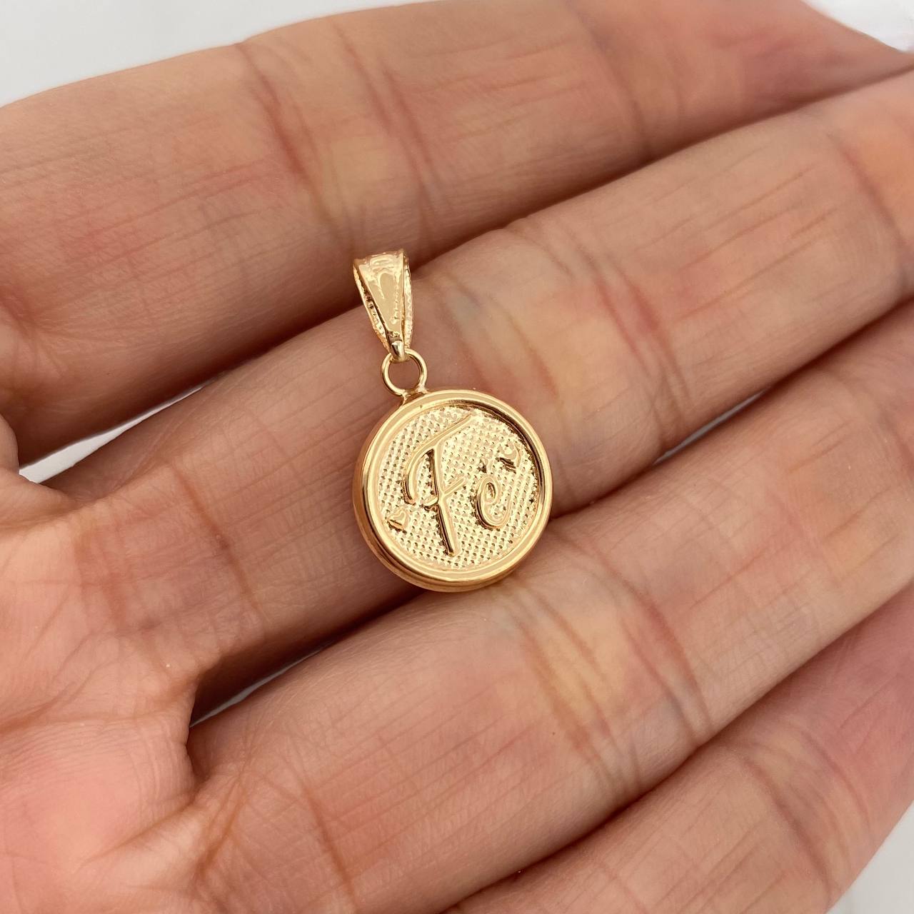 Dije Fe 0.95g / 2cm Oro Amarillo 18K
