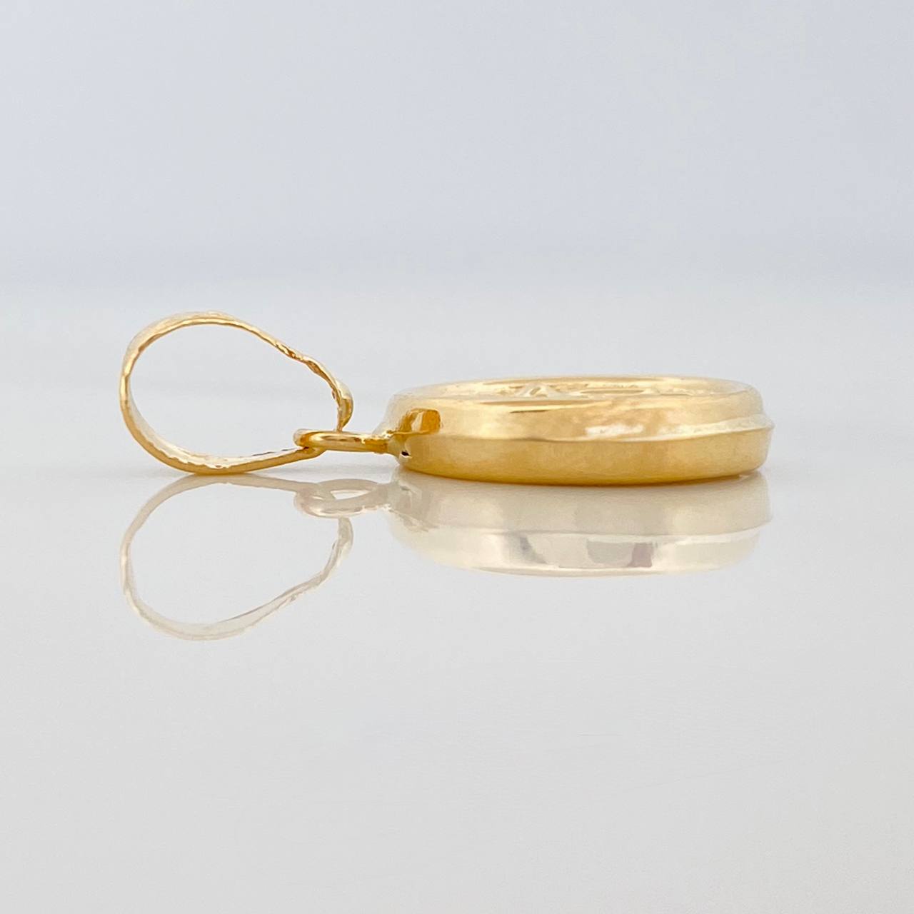Dije Fe 0.95g / 2cm Oro Amarillo 18K