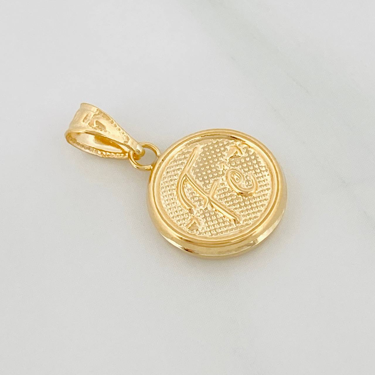 Dije Fe 0.95g / 2cm Oro Amarillo 18K