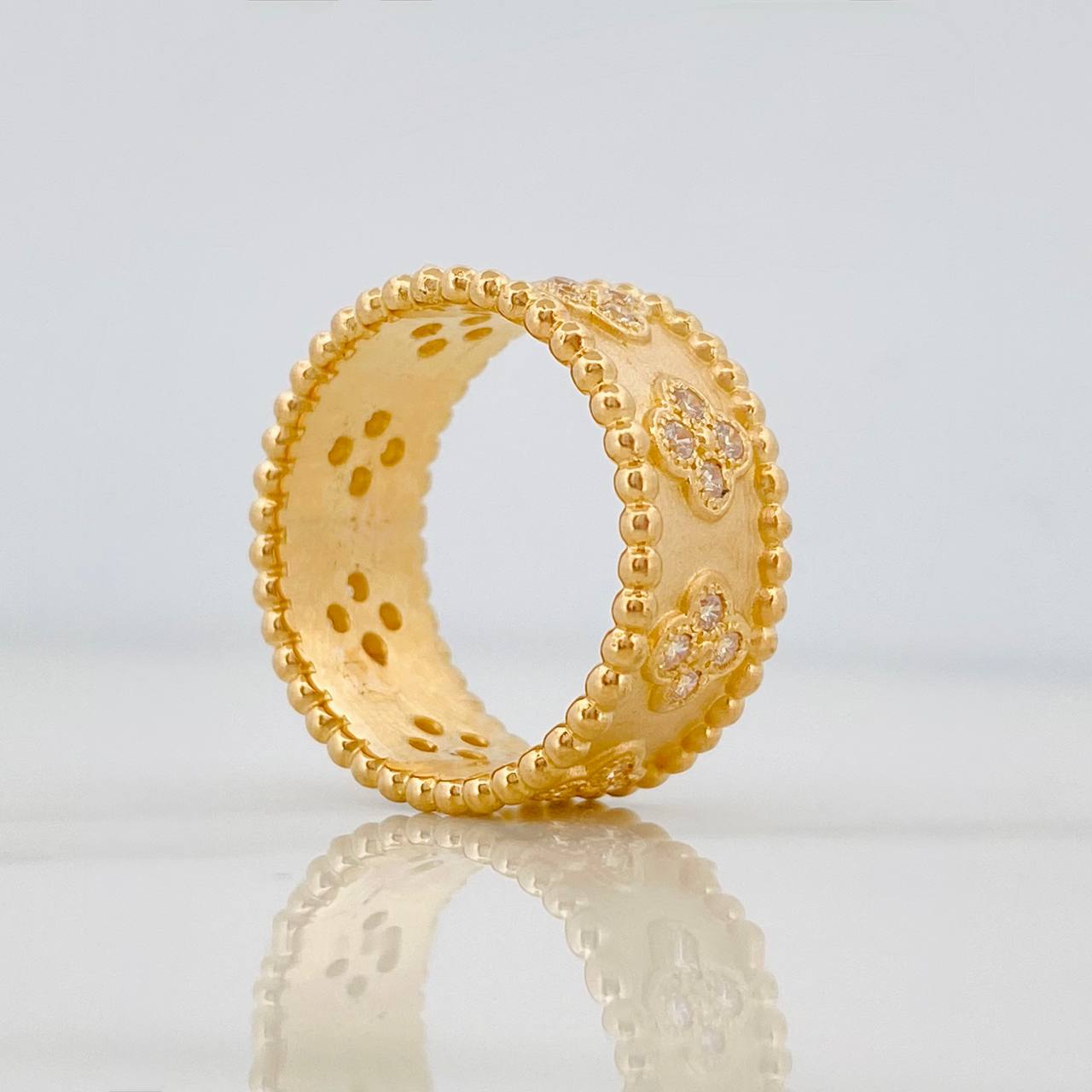 Anillo Trebol Bordado 9.65gr / T7 3/4 / Oro Amarillo 18K $