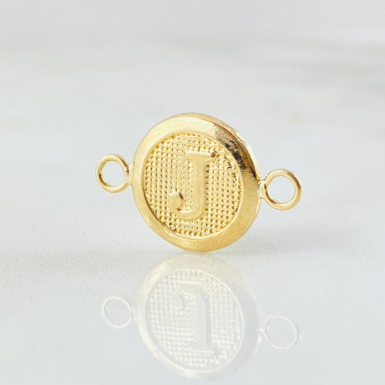 Herraje Letra J 0.6gr / 1.7cm / Oro Amarillo 18K ©