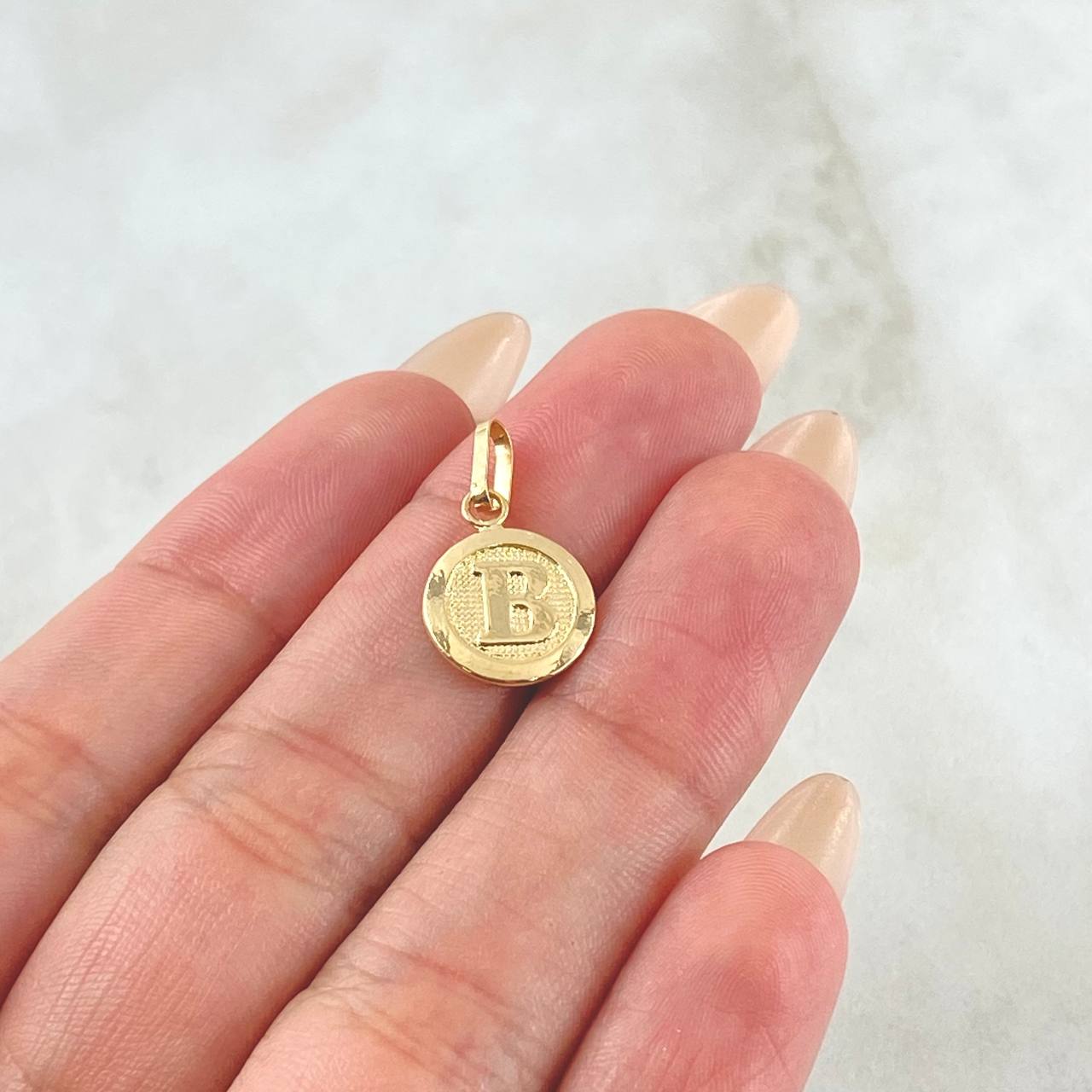 Dije Letra B 0.6gr / 2cm / Oro Amarillo 18K ©
