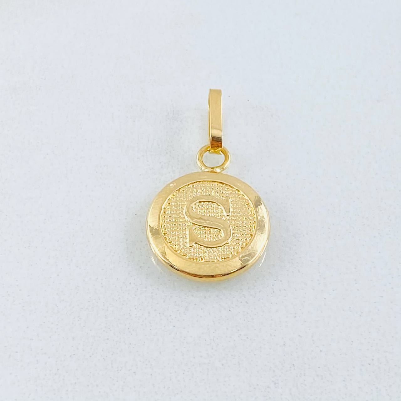 Dije Circulo Letra S 0.4 g / 1.6 cm Oro Amarillo 18K