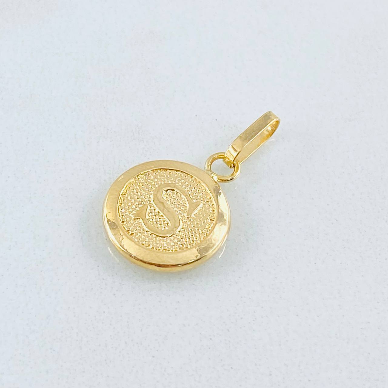 Dije Circulo Letra S 0.45 g / 1.6 cm Oro Amarillo 18K