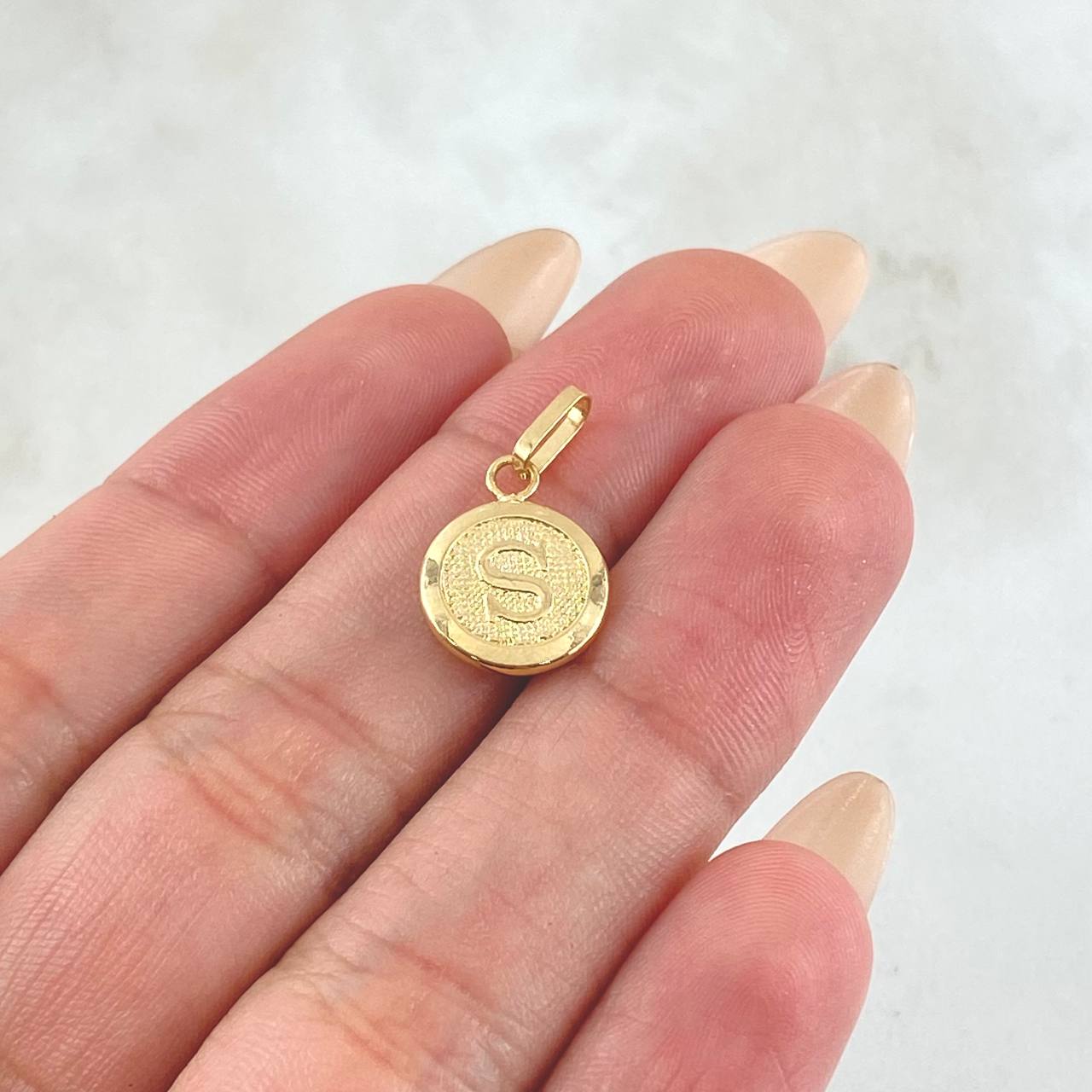 Dije Letra S 0.7gr / 2cm / Oro Amarillo 18K ©