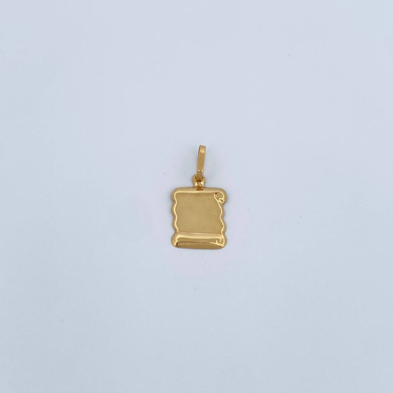 Dije Placa Pergamino 0.7gr / 2.3cm / Oro Amarillo 18K %