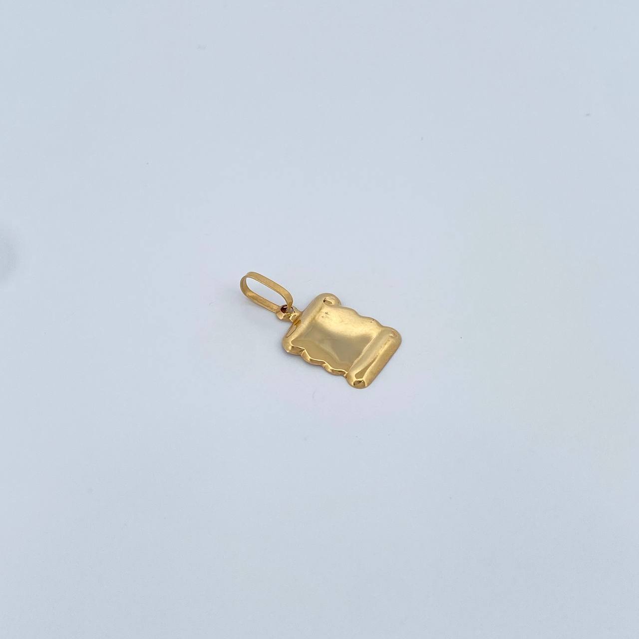 Dije Placa Pergamino 0.75gr / 2.3cm / Oro Amarillo 18K %