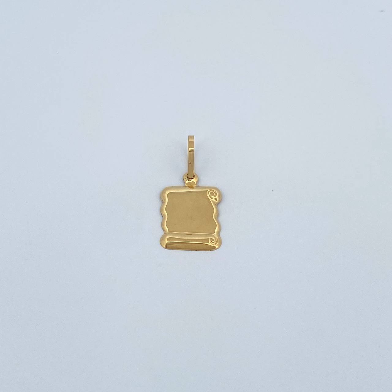 Dije Placa Pergamino 0.8gr / 2.3cm / Oro Amarillo 18K %