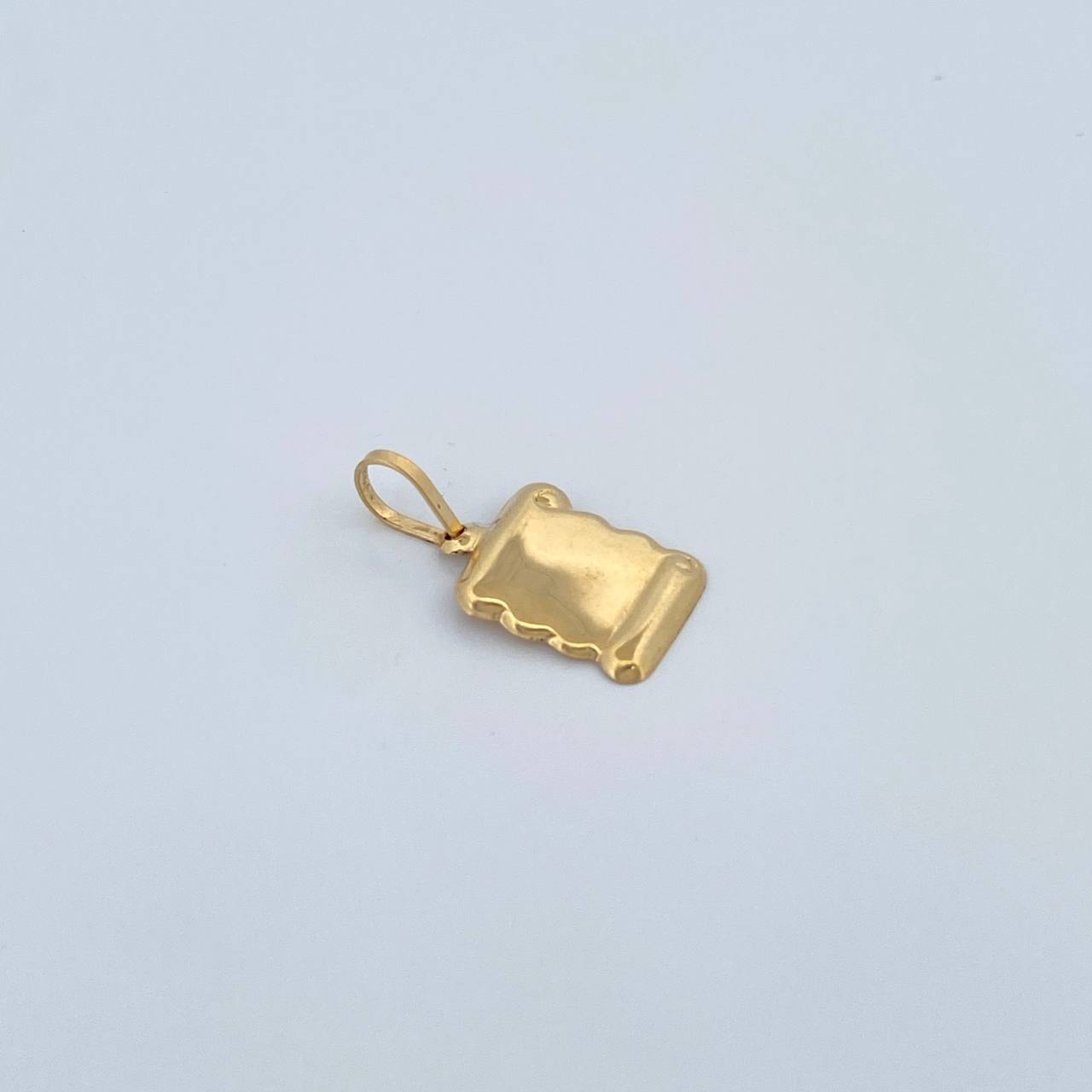 Dije Placa Pergamino 0.8gr / 2.3cm / Oro Amarillo 18K %