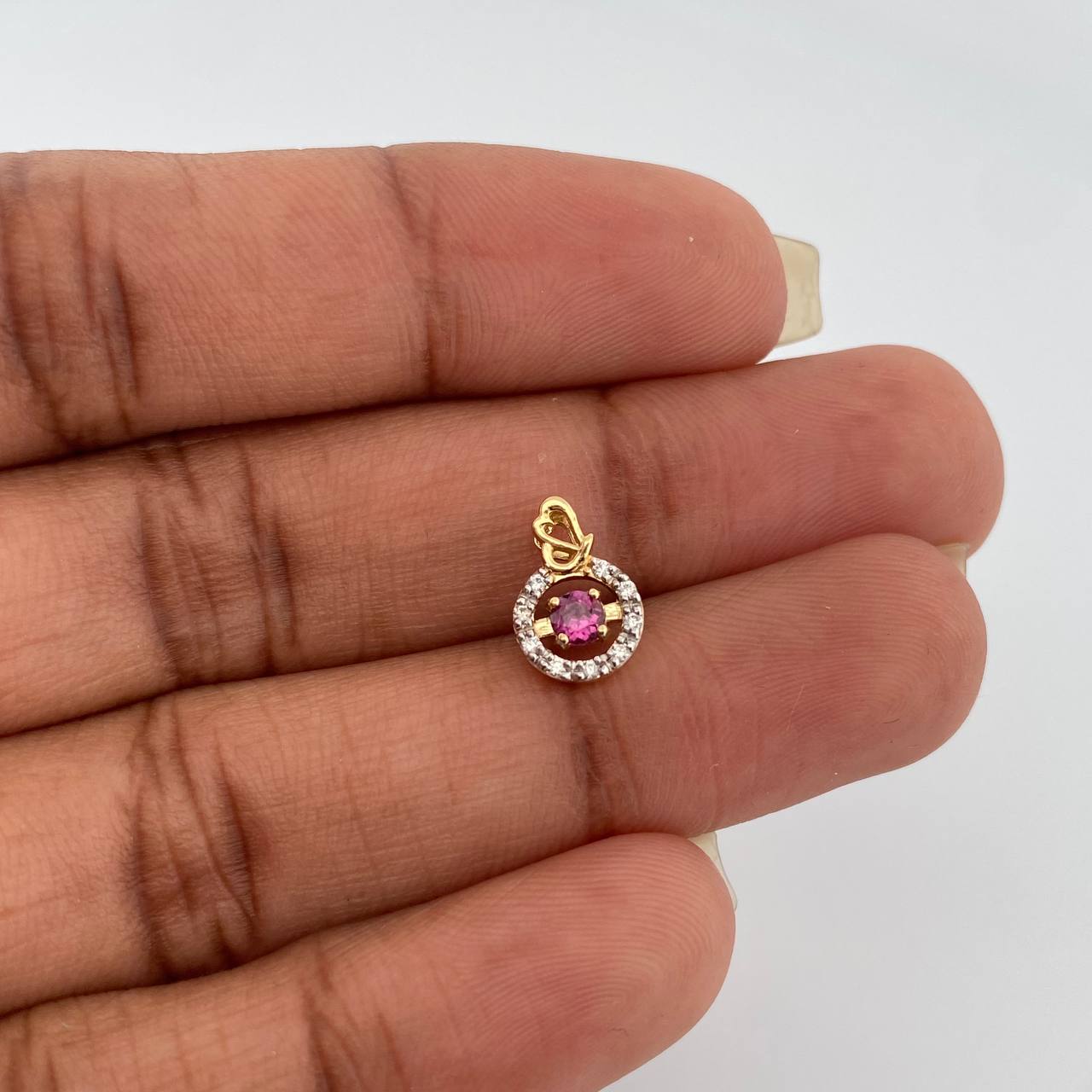 Dije Halo Ruby Diamantes 0.8gr / 1cm / Dos Oros Amarillo Blanco 18K %