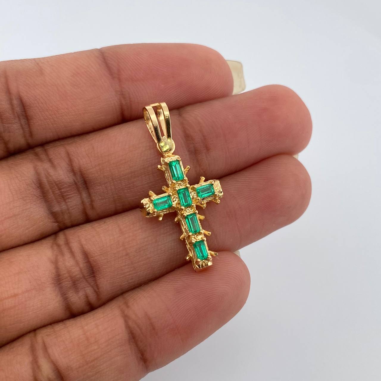 Dije Cruz Barroco Esmeraldas 3.15gr / 3cm / Oro Amarillo 18K %