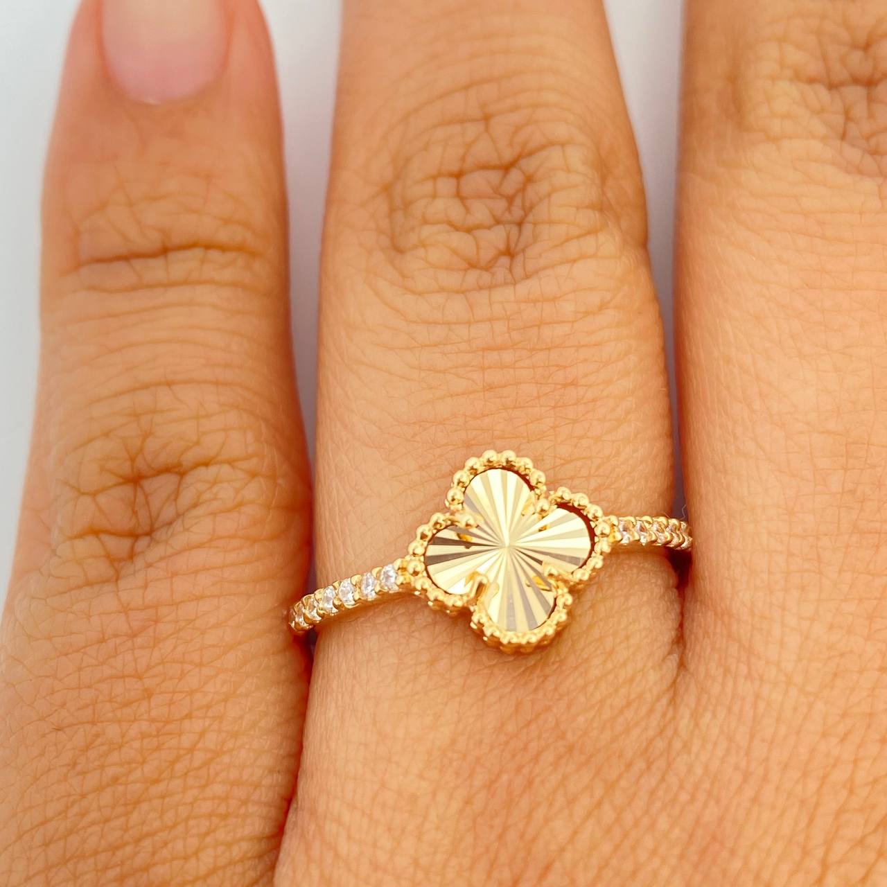 Anillo Trebol 2.15gr / 8cm / Oro Amarillo 18K %