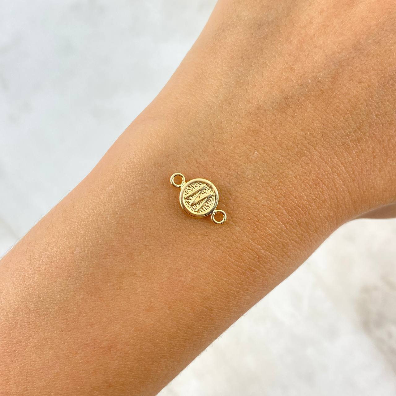 Herraje Letra M 0.35gr / 1.4cm / Circular Oro Amarillo