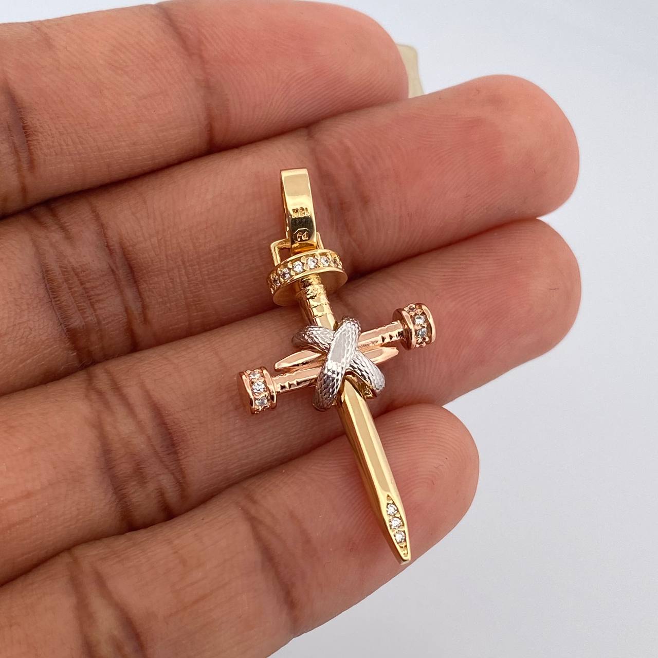 Dije Cruz Clavo Atada 3.8gr / 3.7cm / Tres Oros 18K %