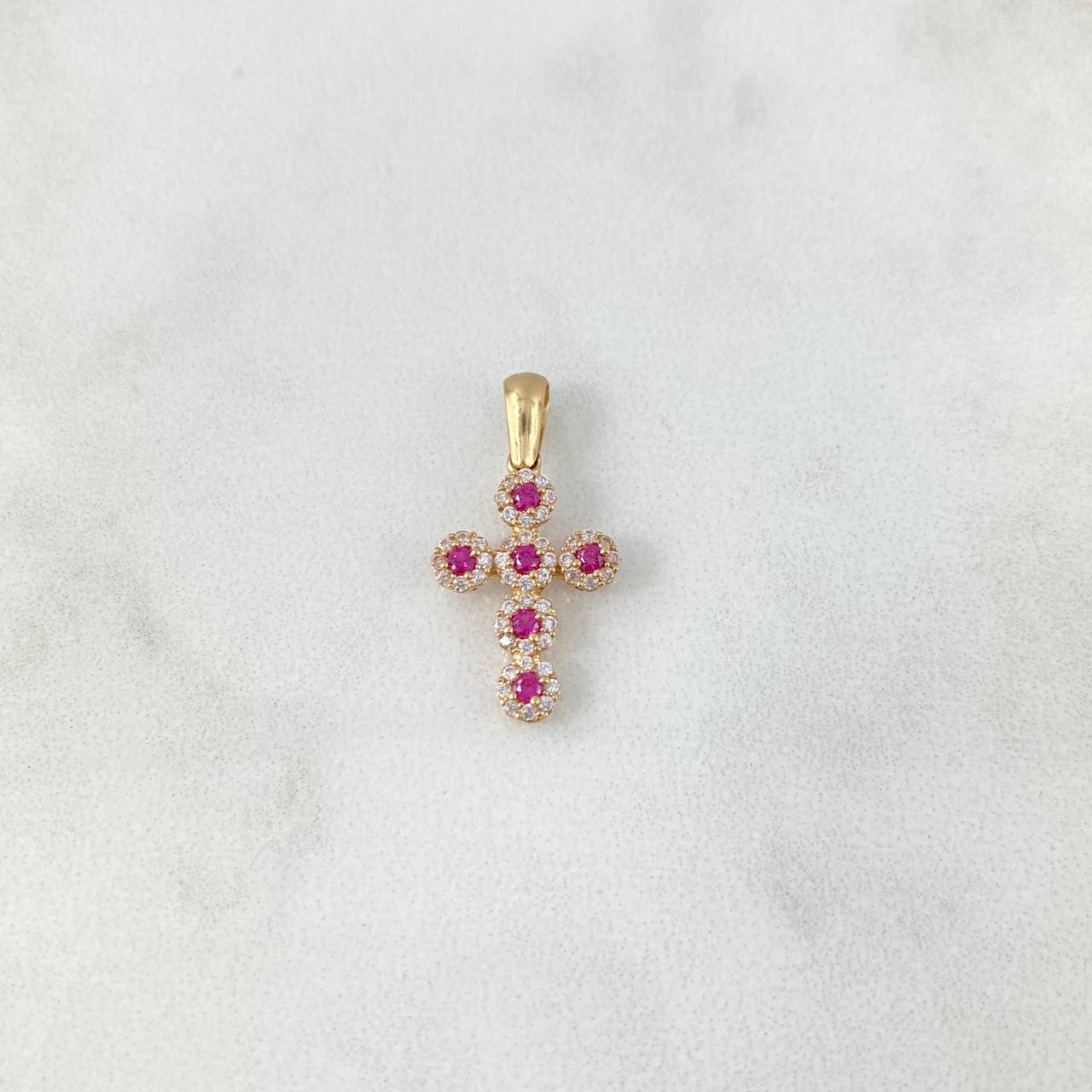 Dije Cruz Tupida 3.65gr / 3.4cm / Circones Blancos Y Fucsias Oro Amarillo 18K ©