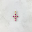 Dije Cruz Tupida 3.65gr / 3.4cm / Circones Blancos Y Fucsias Oro Amarillo 18K ©