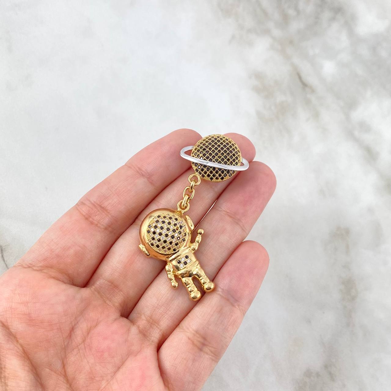 Dije Astronauta Saturno 8.9gr / 5.5cm / Circones Negros Blancos Dos Oros Amarillo Blanco ©