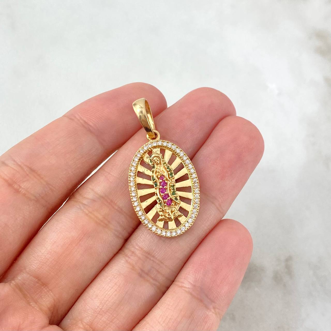 Dije Virgen de Guadalupe 4.35gr / 3.3cm / Ovalado Circones Blancos Fucsias Verdes Oro Amarillo
