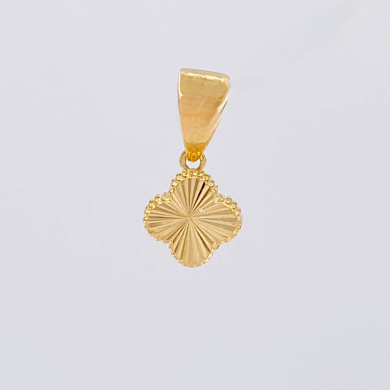 Dije Trébol Diamantado 0.45g / 1.3cm Oro Amarillo 18K