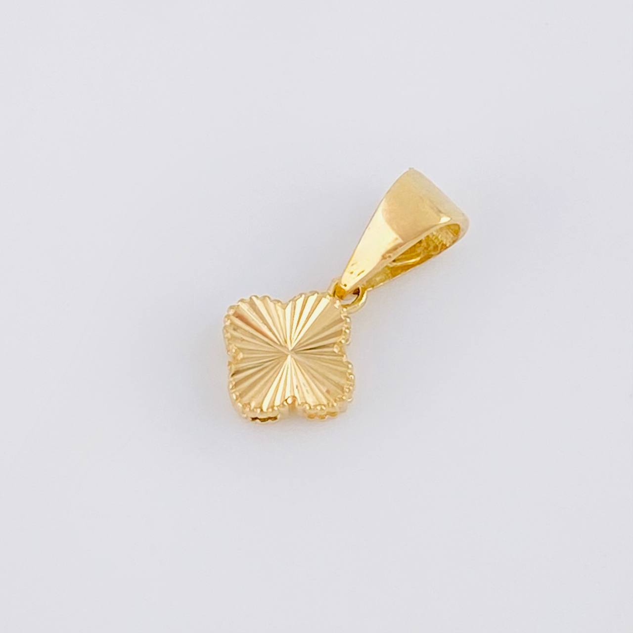 Dije Trébol Diamantado 0.45g / 1.3cm Oro Amarillo 18K