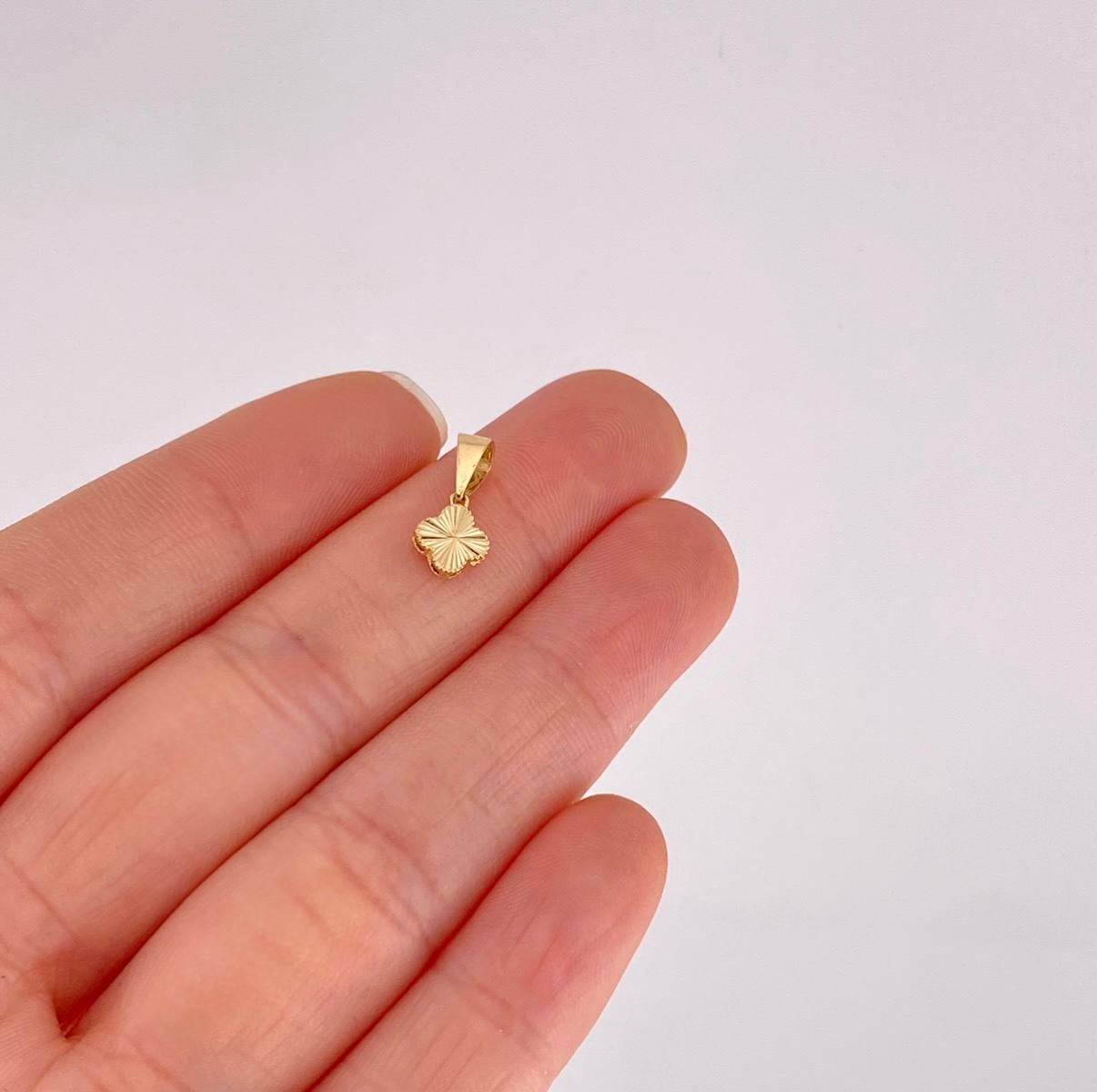 Dije Trébol Diamantado 0.45g / 1.3cm Oro Amarillo 18K