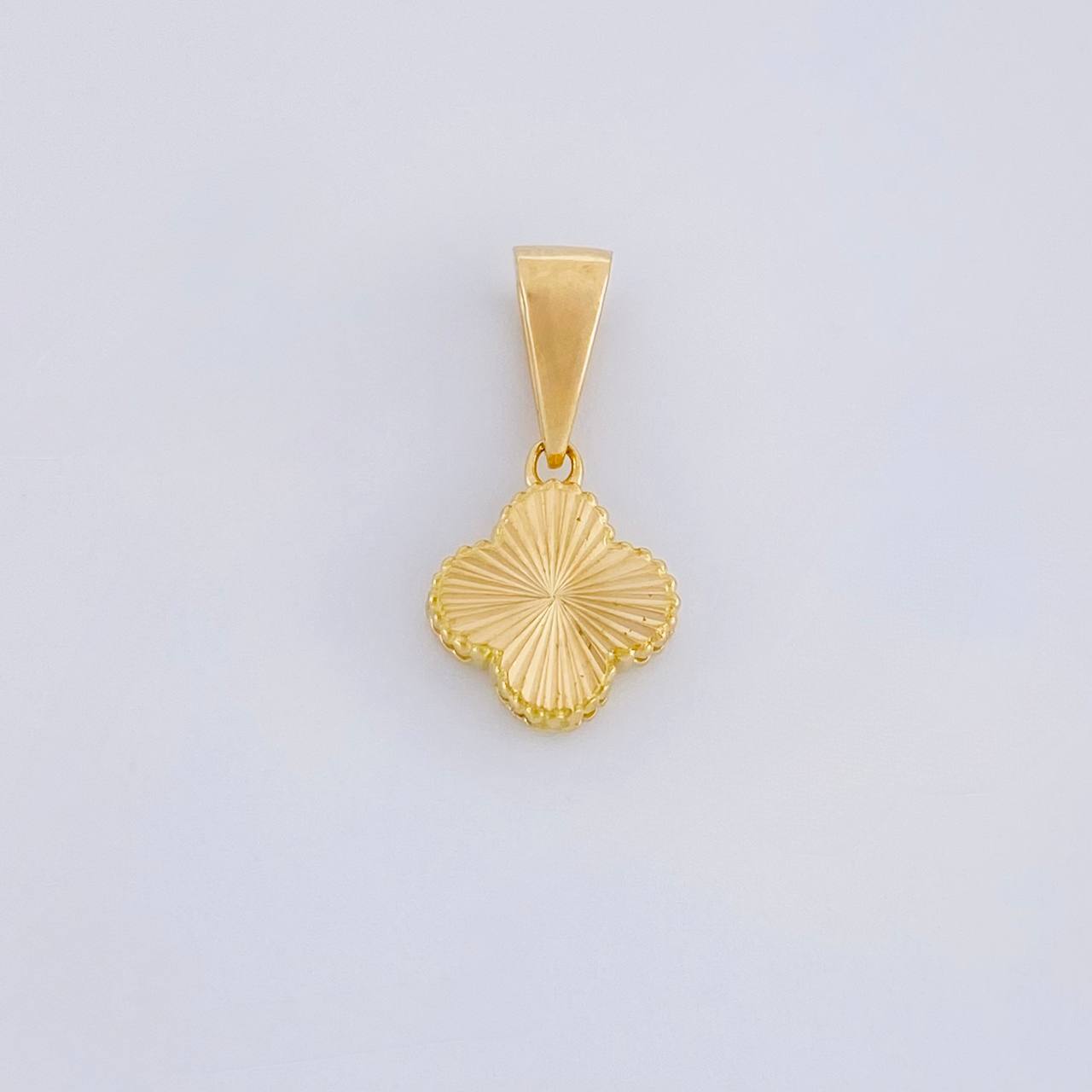 Dije Trébol Diamantado 0.7g / 1.5cm Oro Amarillo 18K
