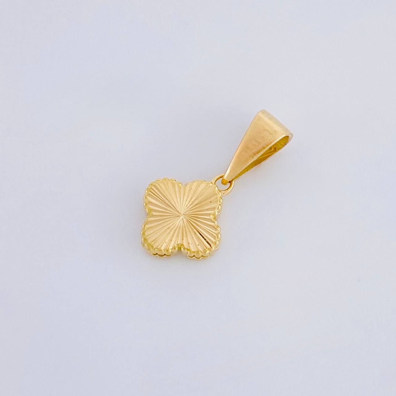 Dije Trébol Diamantado 0.7g / 1.5cm Oro Amarillo 18K