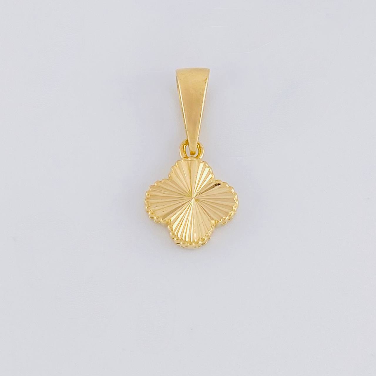 Dije Trébol Diamantado 0.95g / 1.8cm Oro Amarillo 18K