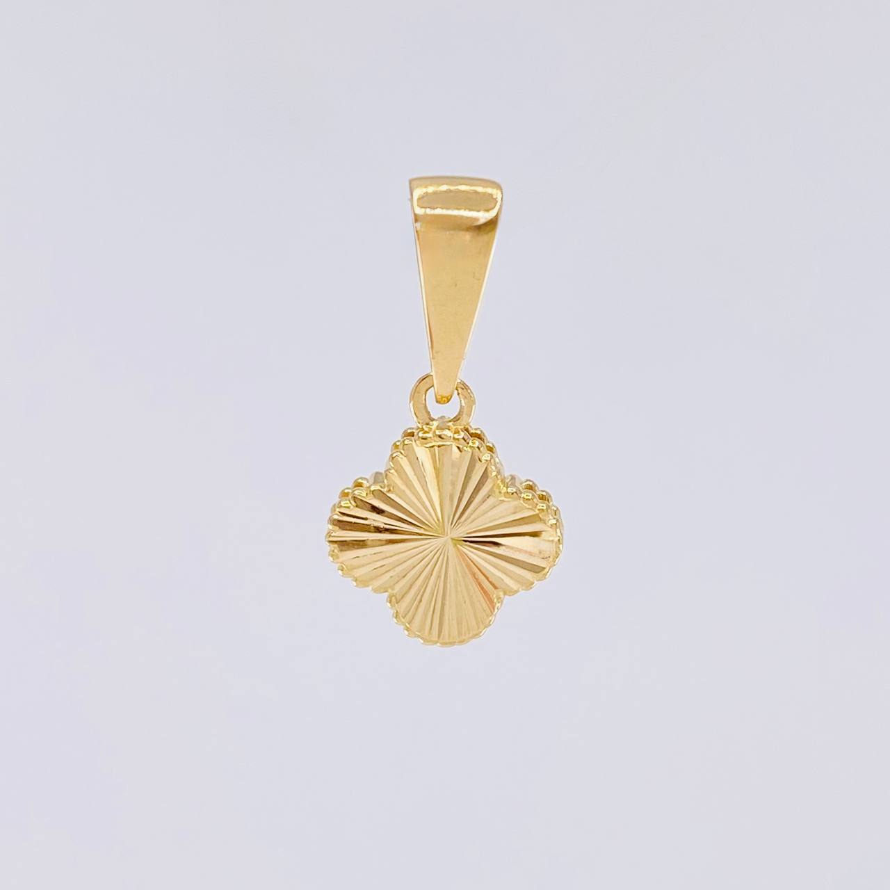Dije Trébol Diamantado 0.95g / 1.8cm Oro Amarillo 18K