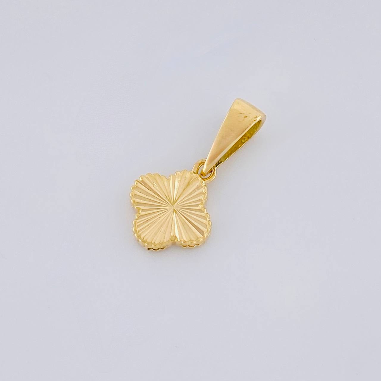 Dije Trébol Diamantado 0.95g / 1.8cm Oro Amarillo 18K
