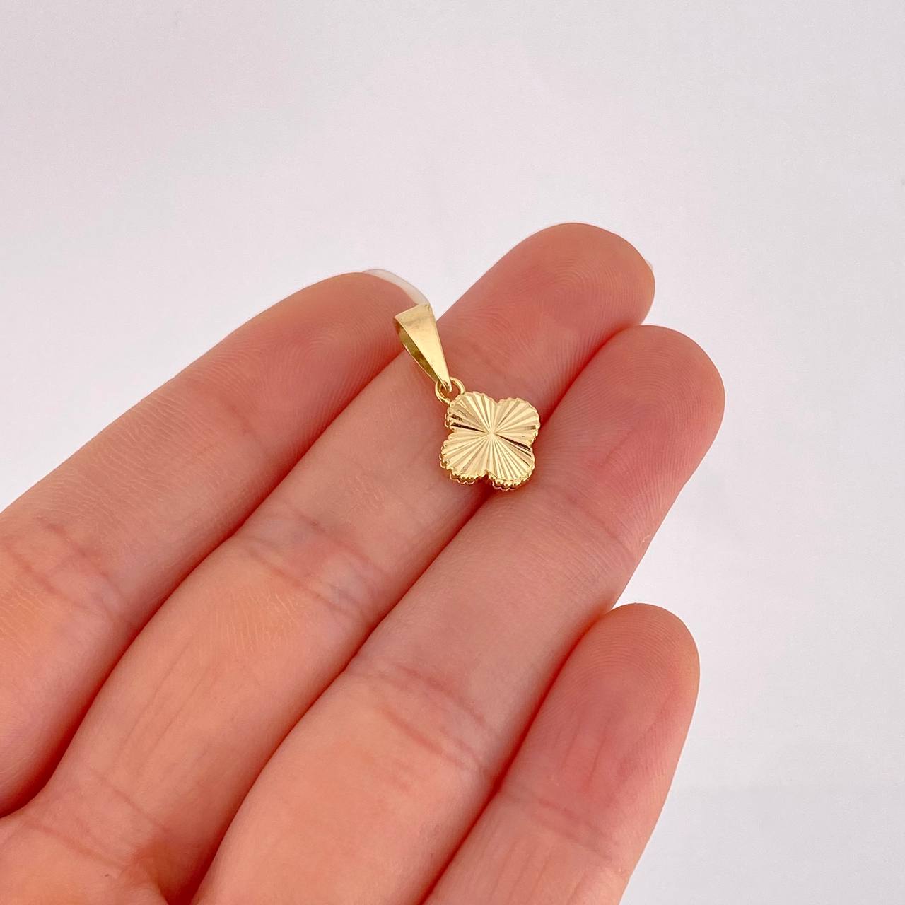 Dije Trébol Diamantado 0.95g / 1.8cm Oro Amarillo 18K