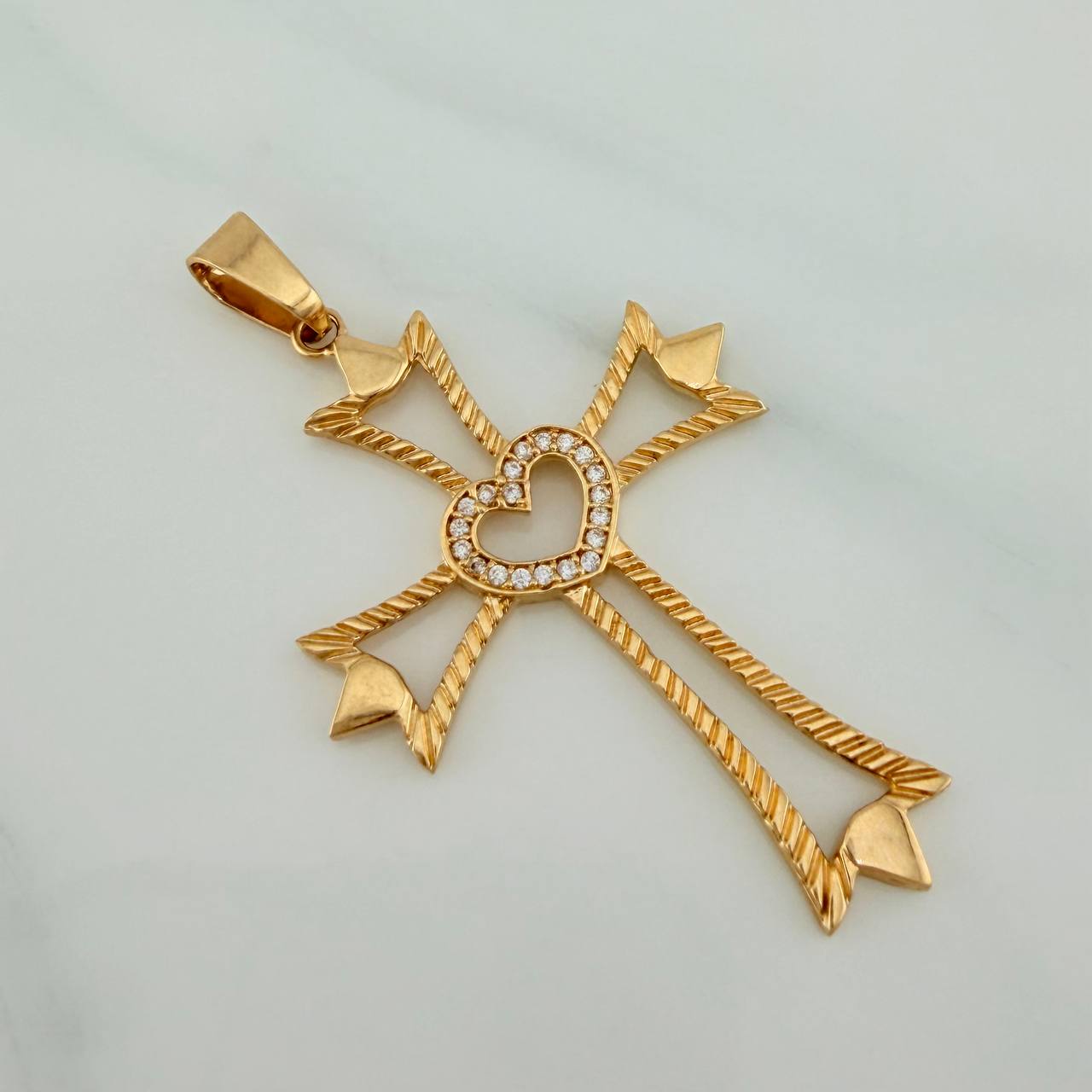 Dije Silueta Cruz Corazon 3.4gr / 5cm / Oro Amarillo 18K $