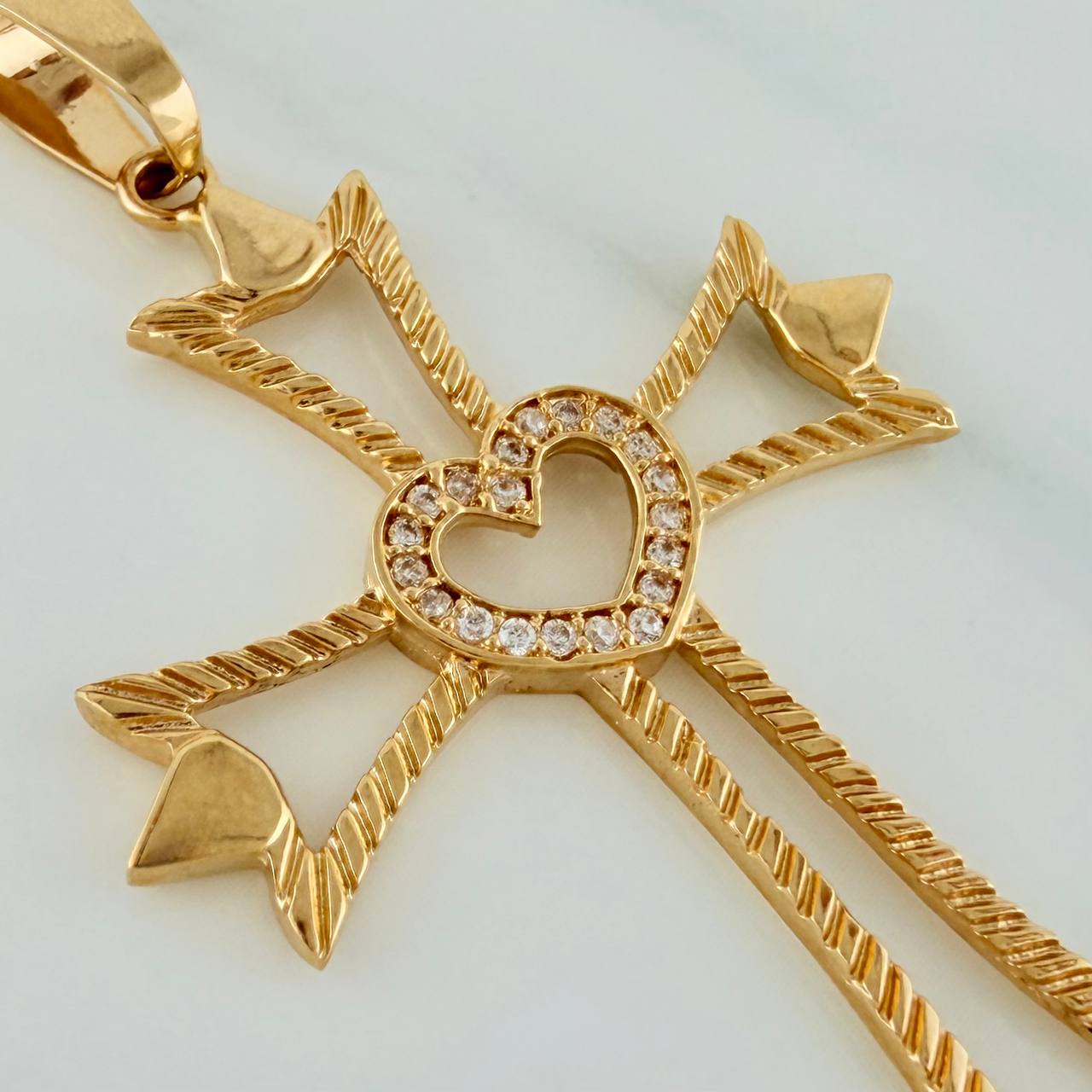 Dije Silueta Cruz Corazon 3.4gr / 5cm / Oro Amarillo 18K $