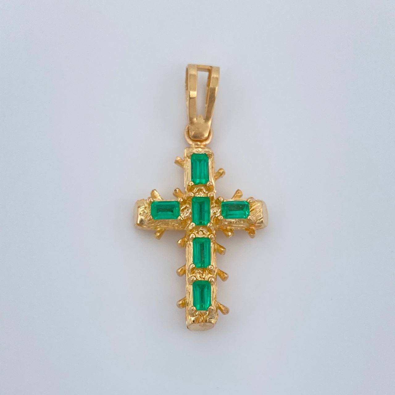 Dije Cruz Barroco Esmeraldas 3.15gr / 3cm / Oro Amarillo 18K %