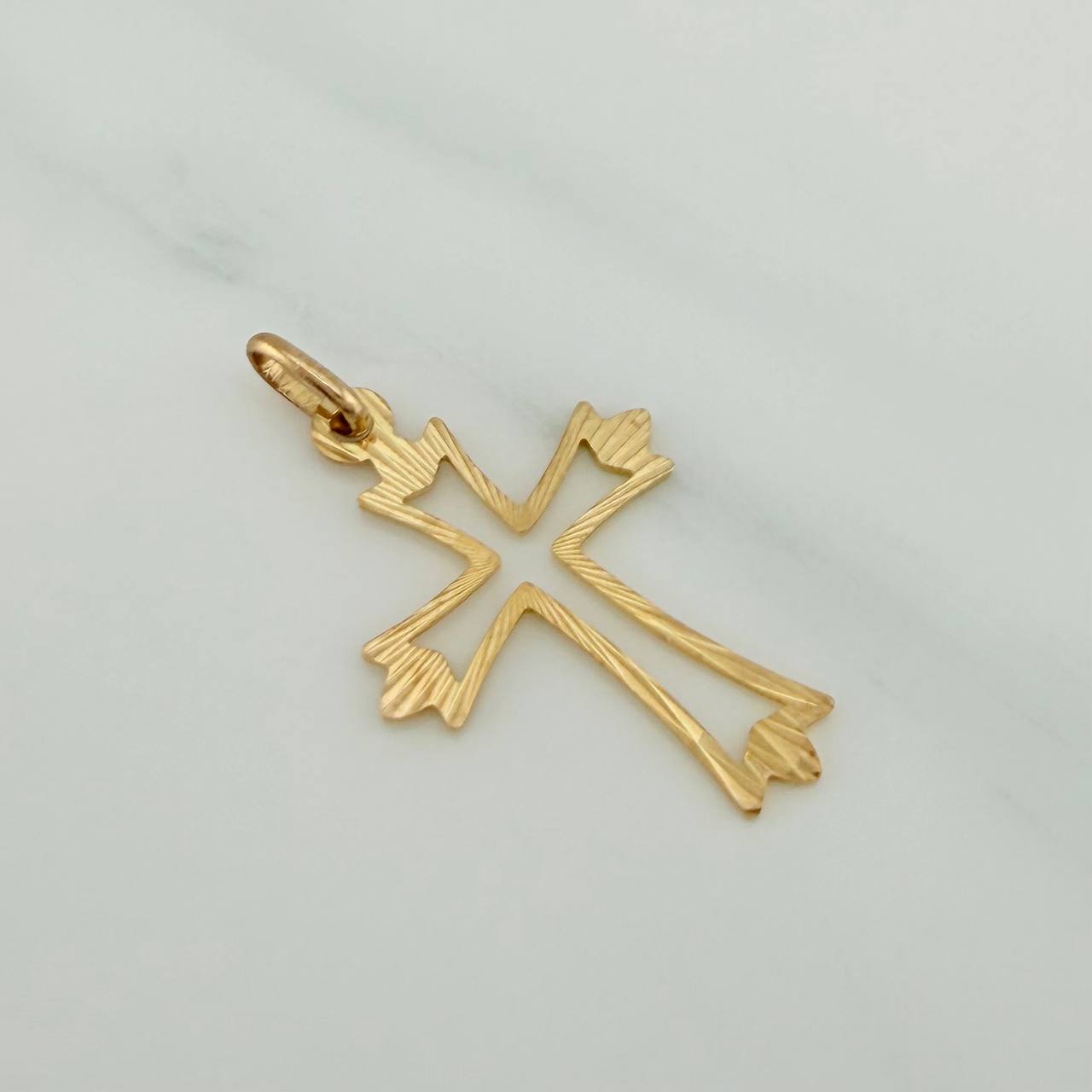 Dije Silueta Cruz Gotica 0.8gr / 3cm / Oro Amarillo 18K $