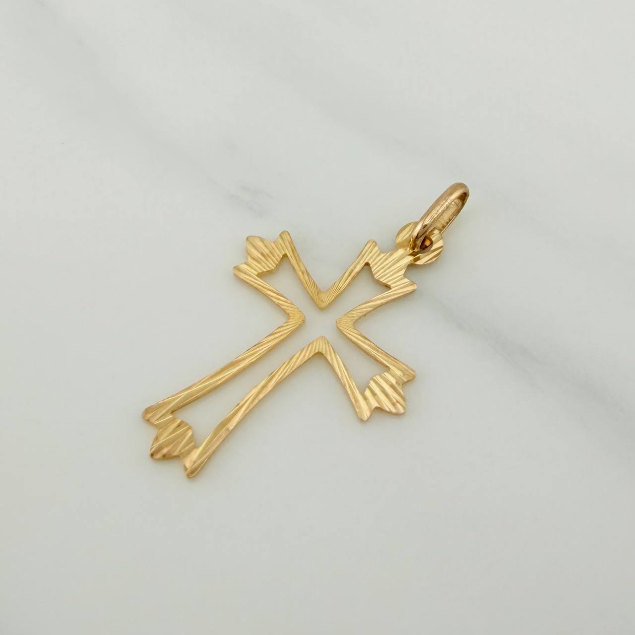 Dije Silueta Cruz Gotica 0.8gr / 3cm / Oro Amarillo 18K $