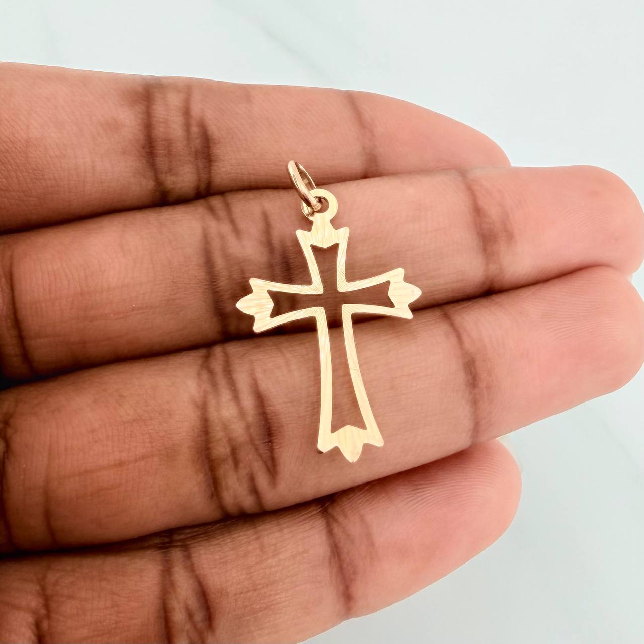 Dije Silueta Cruz Gotica 0.8gr / 3cm / Oro Amarillo 18K $