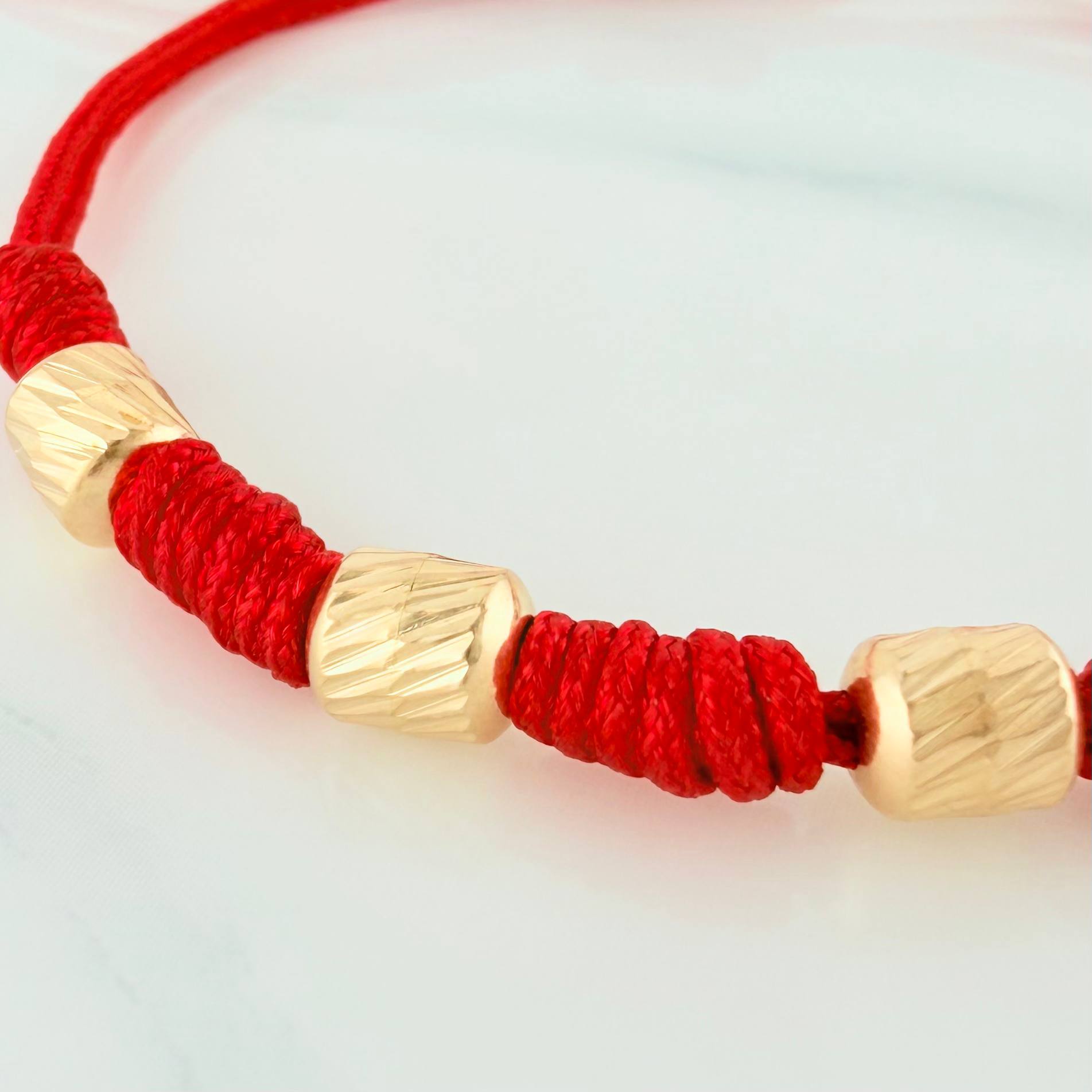 Pulsera Tejida Roja 7 Nudos 6 Cilindros Diamantado Oro Amarillo 18K