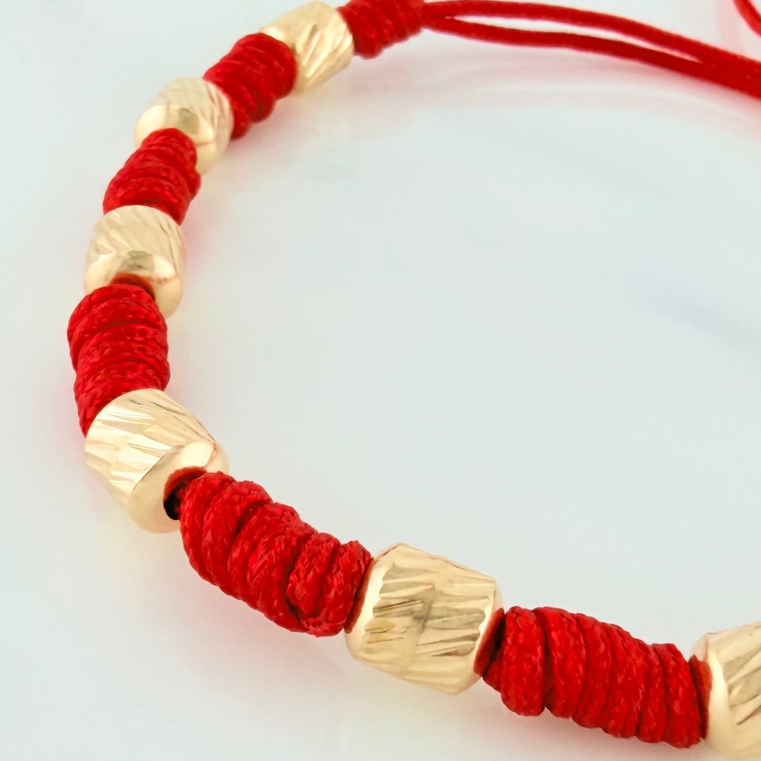 Pulsera Tejida Roja 7 Nudos 6 Cilindros Diamantado Oro Amarillo 18K