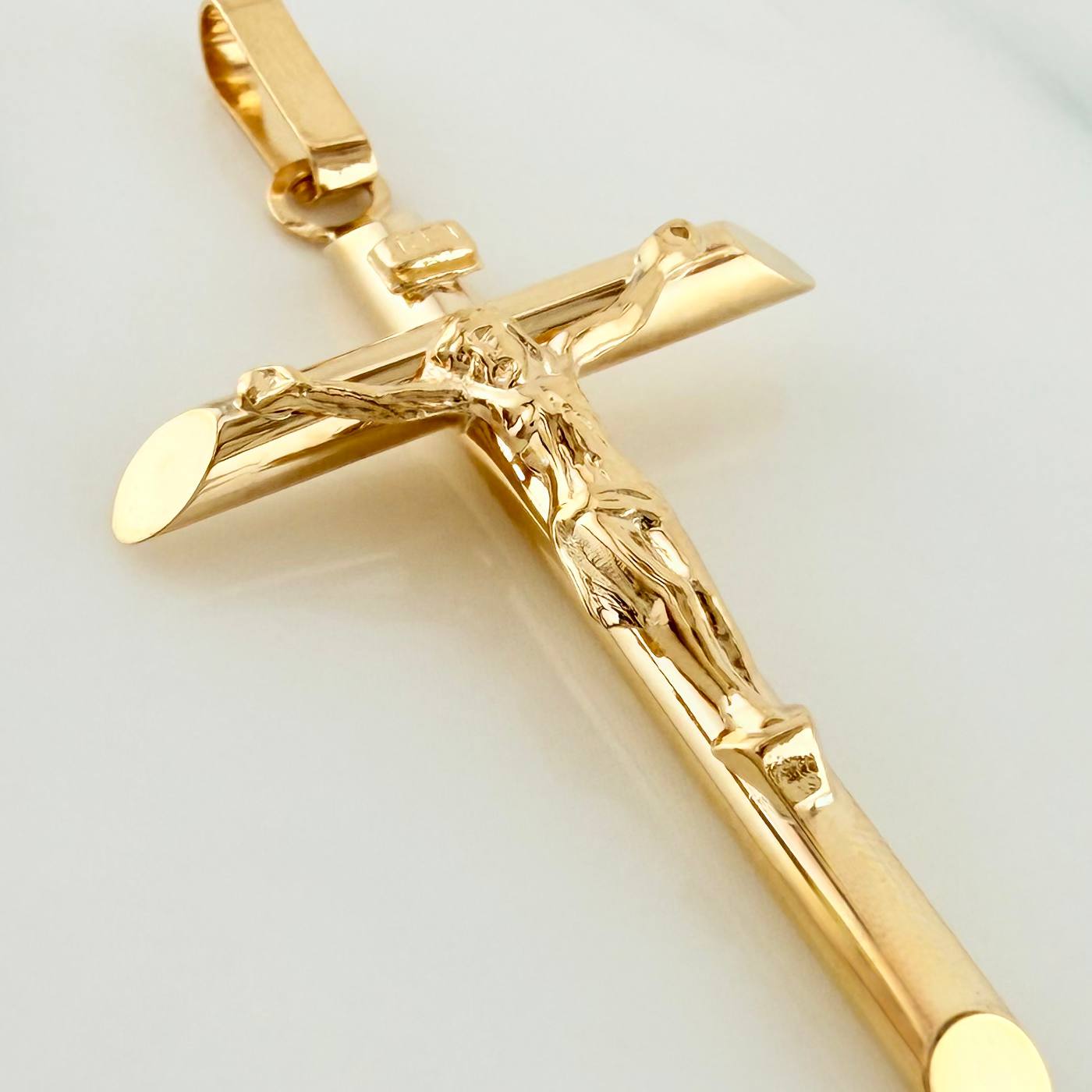 Dije Cruz Cristo Puntas Planas 1.8 g / 4.7 cm Oro Amarillo 18K