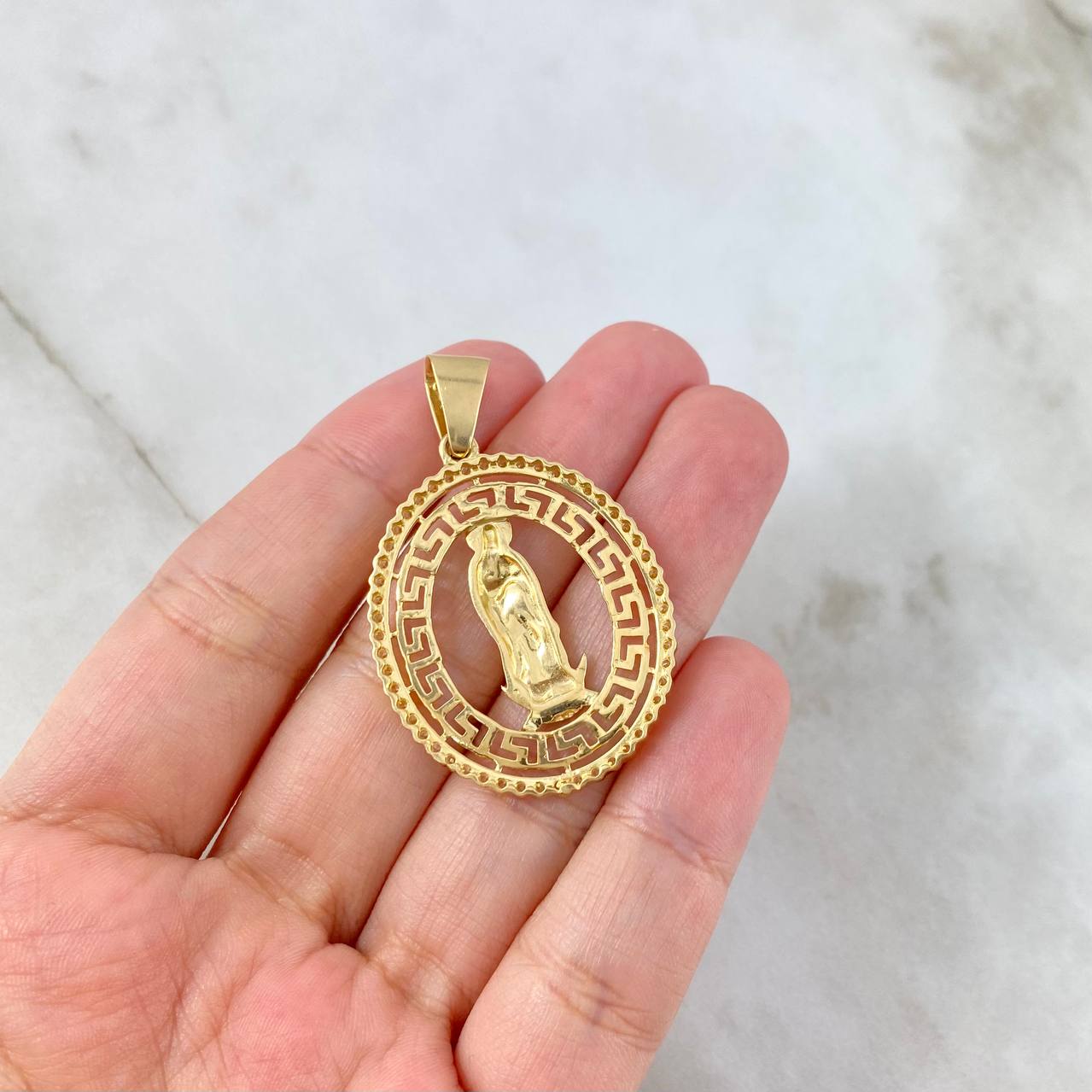 Dije Virgen de Guadalupe Tribal 7.65gr / 4.3cm / Circones Blancos Oro Amarillo