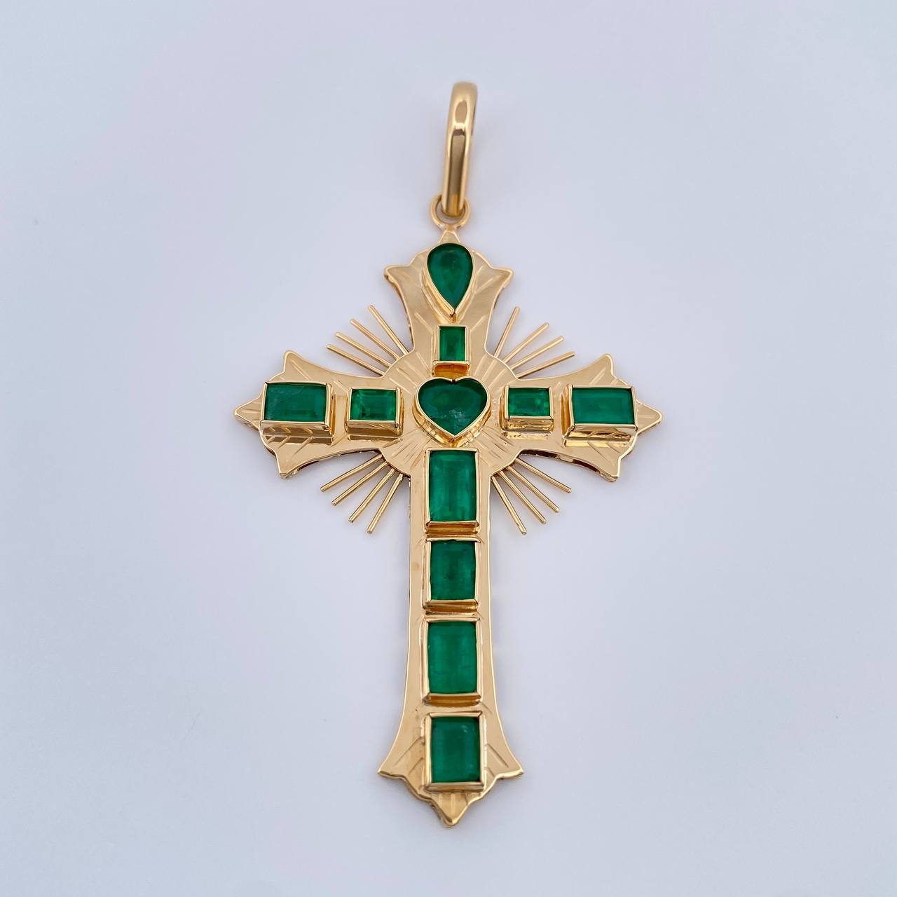 Dije Cruz Plana Aurora Esmeralda 7.1gr / 6.4cm / Oro Amarillo 18K %